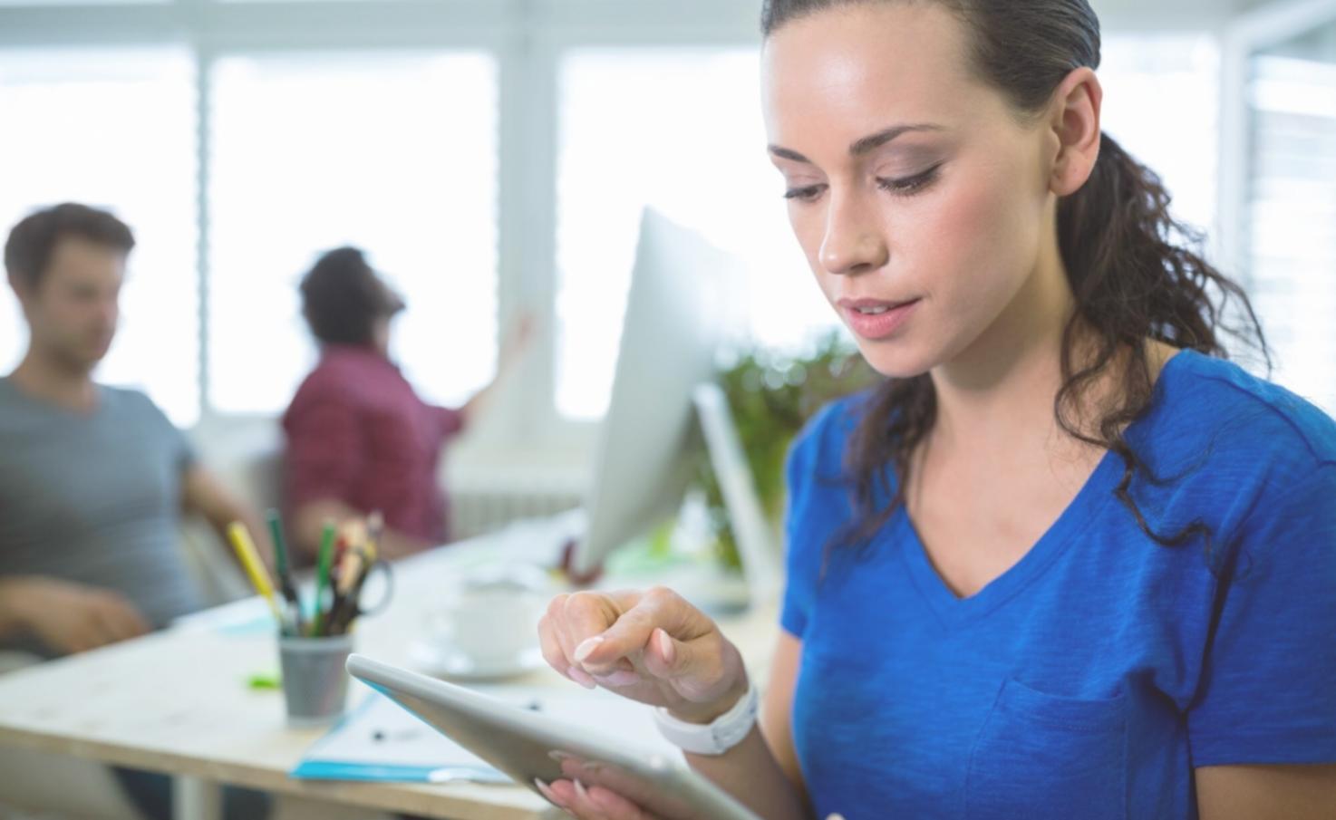 Réunion d'équipe analysant des données financières