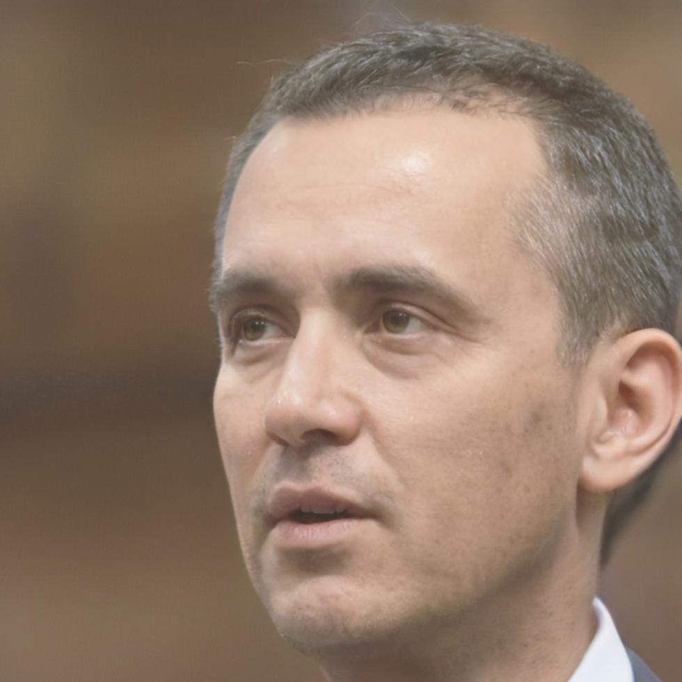 Portrait de Julien Moreau, analyste financier senior