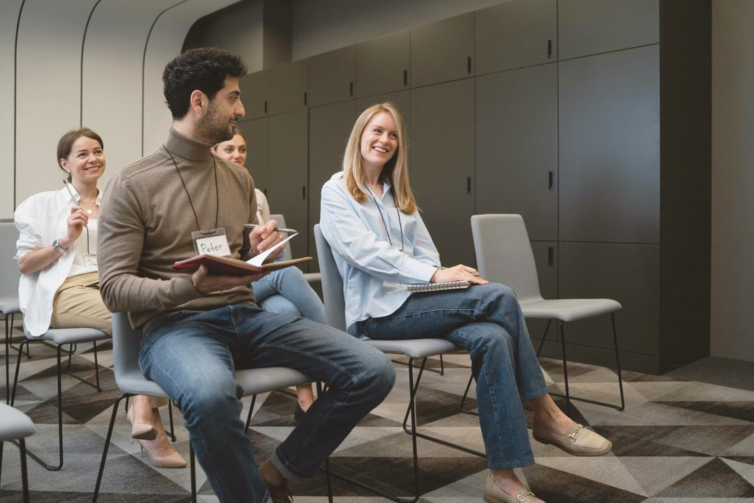 Analyse de données financières et graphiques de performance sur écrans multiples