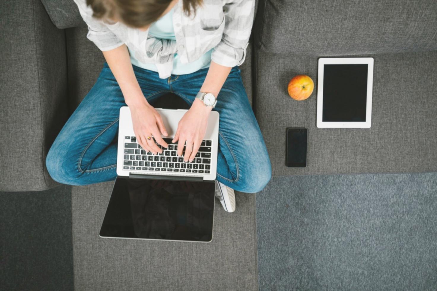 Équipe d'analystes financiers travaillant sur des rapports et tableaux de bord